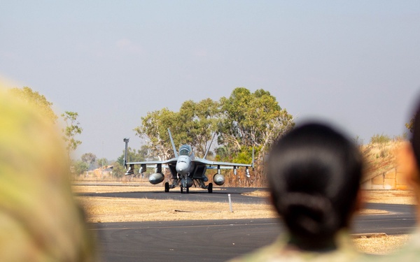 USAF Defenders tour RAAF E/A-18G Growler