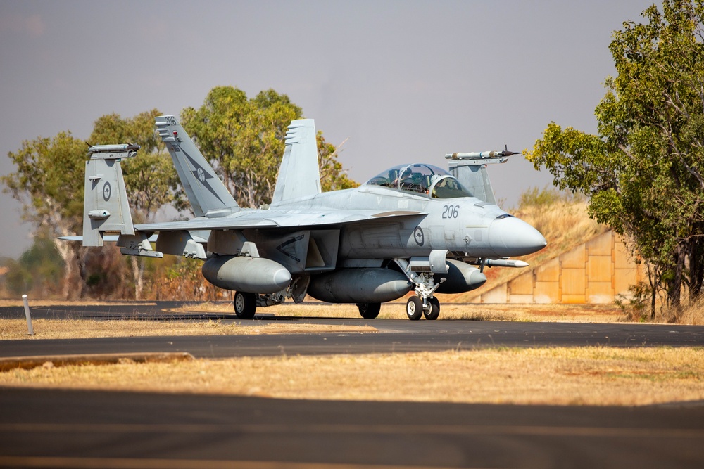 USAF Defenders tour RAAF E/A-18G Growler