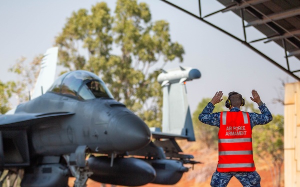 USAF Defenders tour RAAF E/A-18G Growler