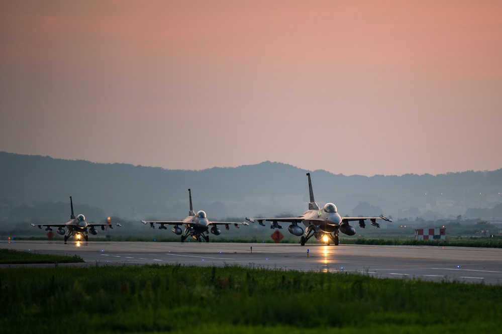 Adapting to Contingencies: Osan Fighters Train Using Alternate Landing Surface