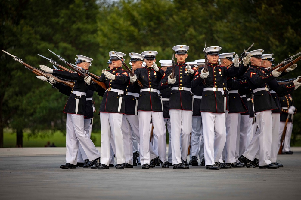 DVIDS - Images - The Washington Commanders visit Marine Barracks