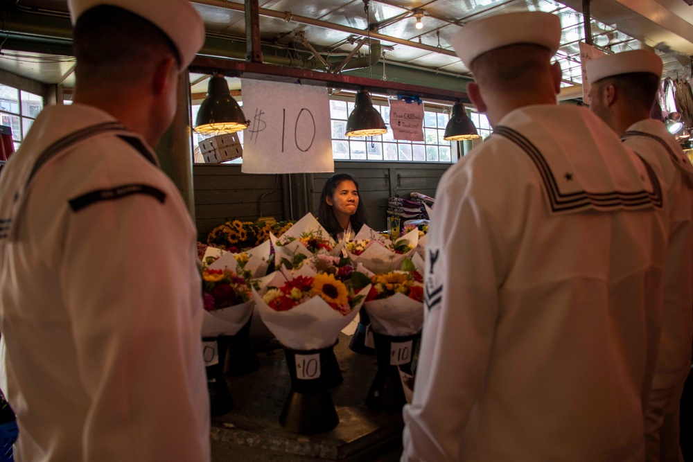 USS Barry Sailors visit Pike Place Market during Seattle Fleet Week