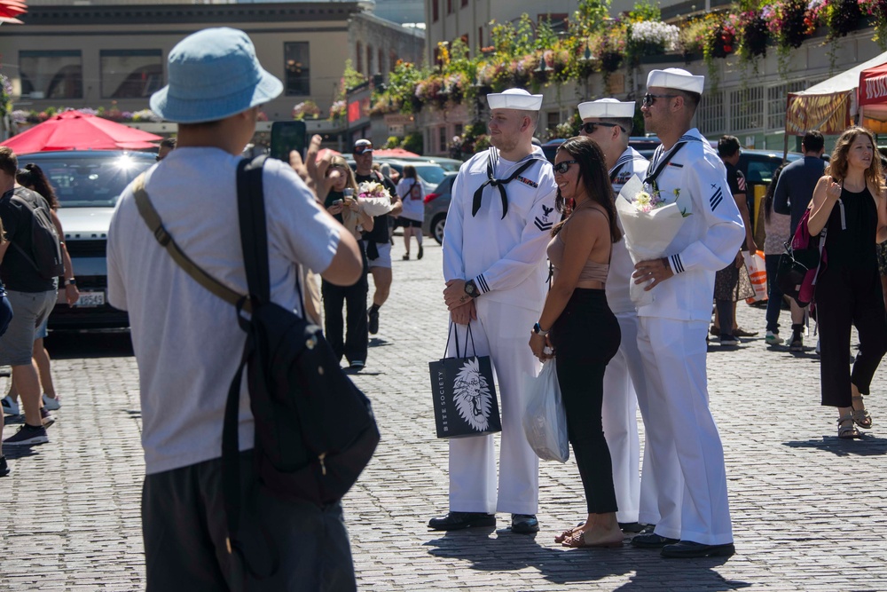 USS Barry Sailors visit Pike Place Market during Seattle Fleet Week