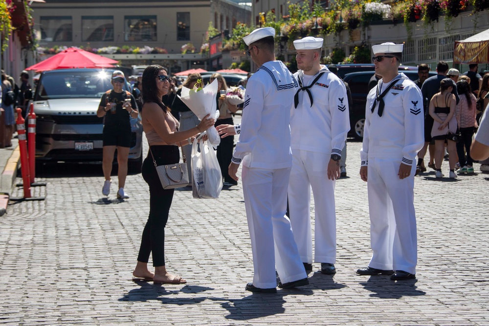 USS Barry Sailors visit Pike Place Market during Seattle Fleet Week