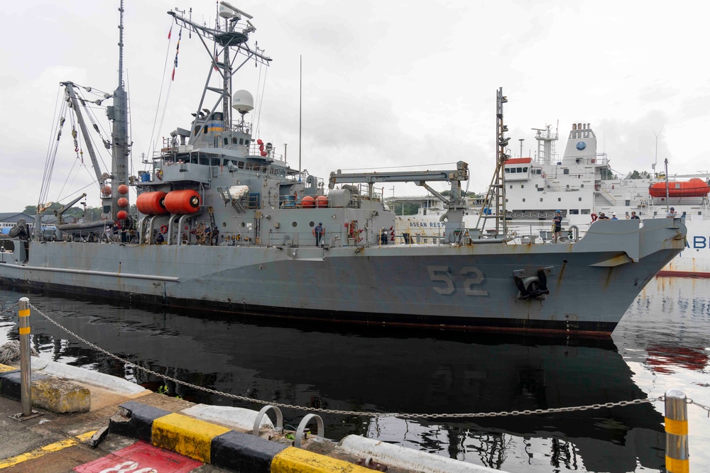 USNS Salvor Arrives in Singapore