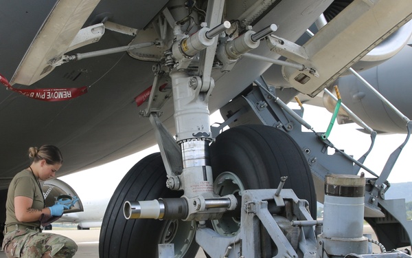 445th AMXS changes nose tires on C-17