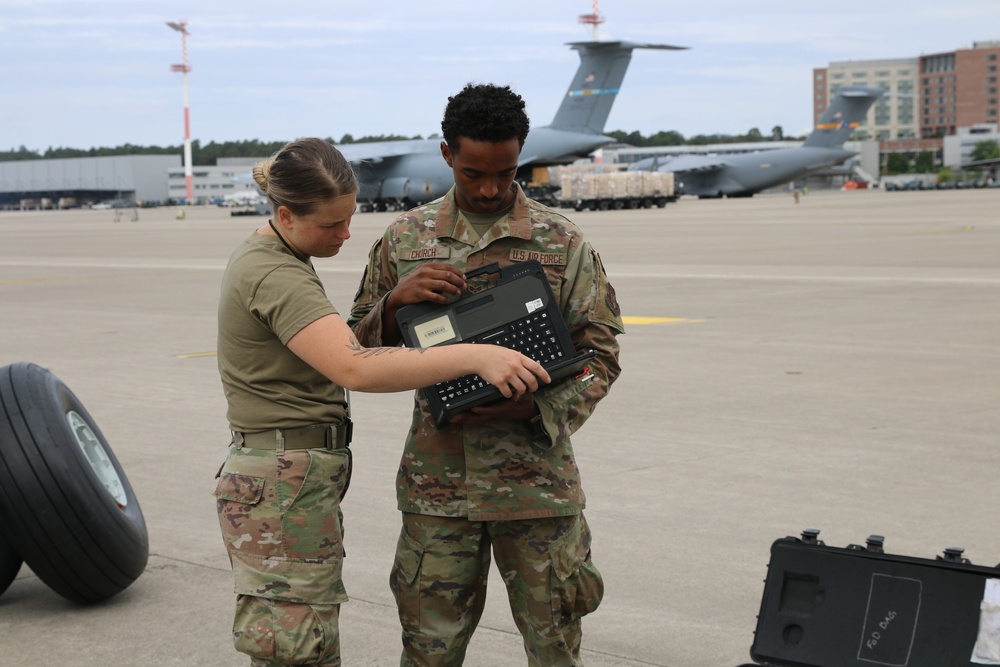 445th AMXS changes nose tires on C-17