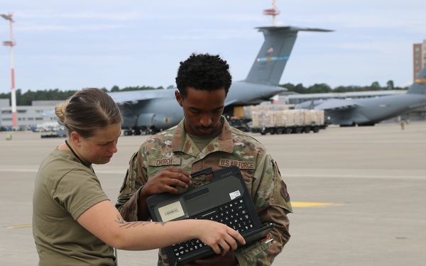 445th AMXS changes nose tires on C-17