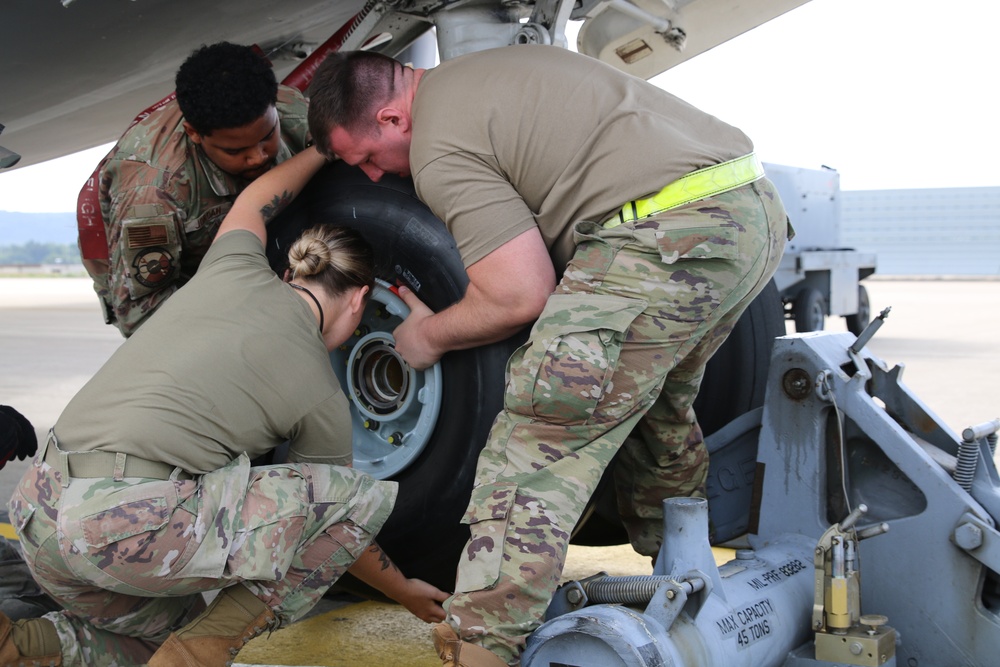 445th AMXS changes nose tires on C-17