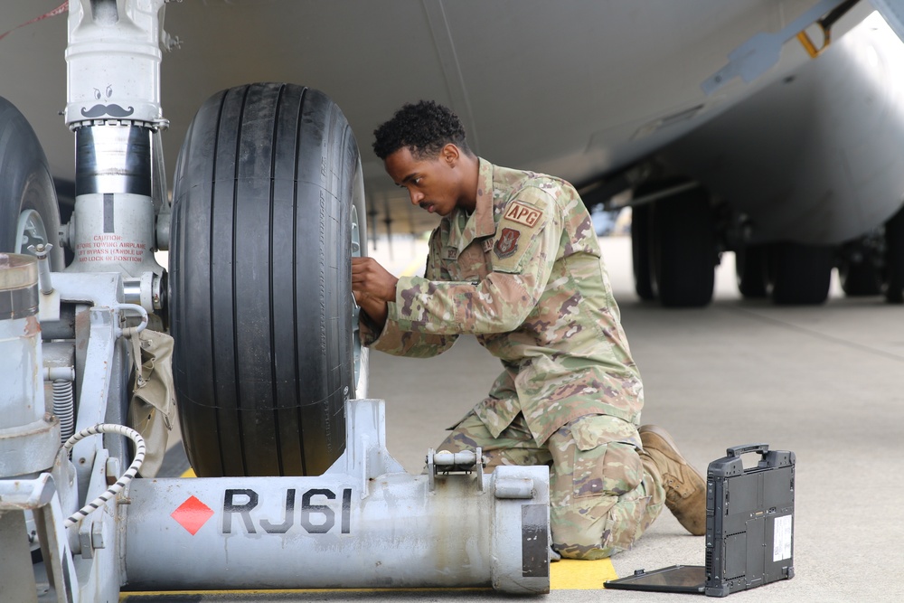 445th AMXS changes nose tires on C-17