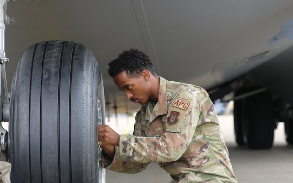 445th AMXS changes nose tires on C-17
