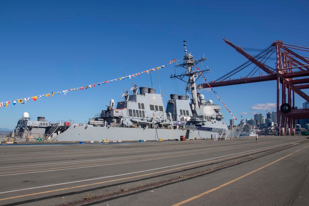 USS Barry hosts ship tours during Seattle Fleet Week
