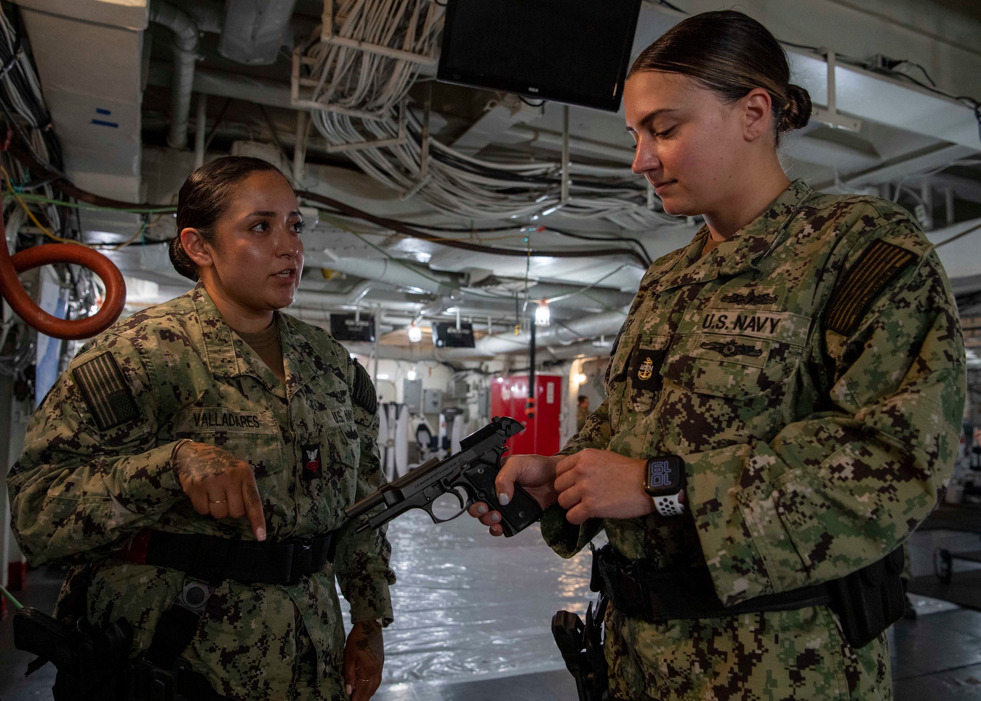 個人装備 U.S. Naval Investigative Service DVIDS - Images - USS Essex In-Port Operations [Image 1 of 17]