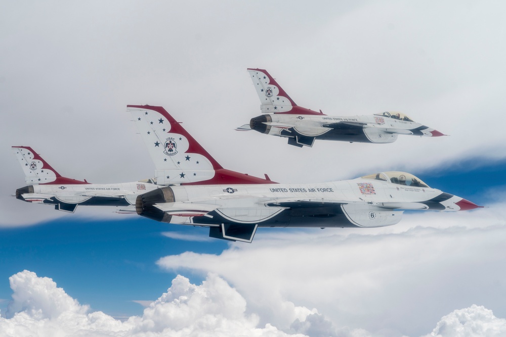 Thunderbirds take flight over Mount Rushmore