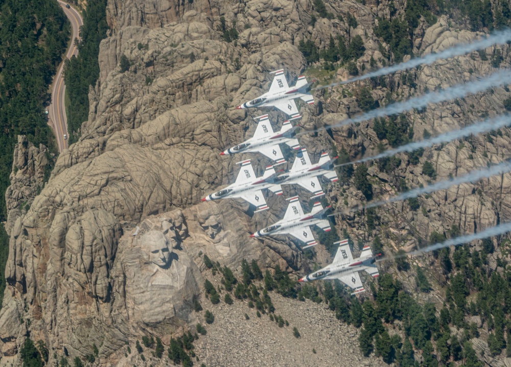 Thunderbirds take flight over Mount Rushmore