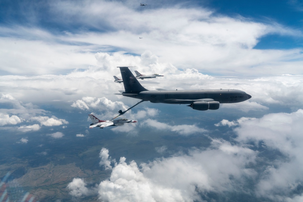 DVIDS - Images - Thunderbirds take flight over Mount Rushmore [Image 3 ...