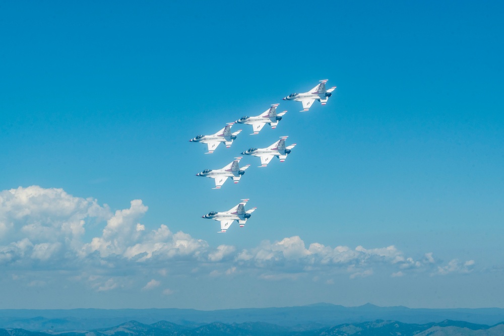 Thunderbirds take flight over Mount Rushmore