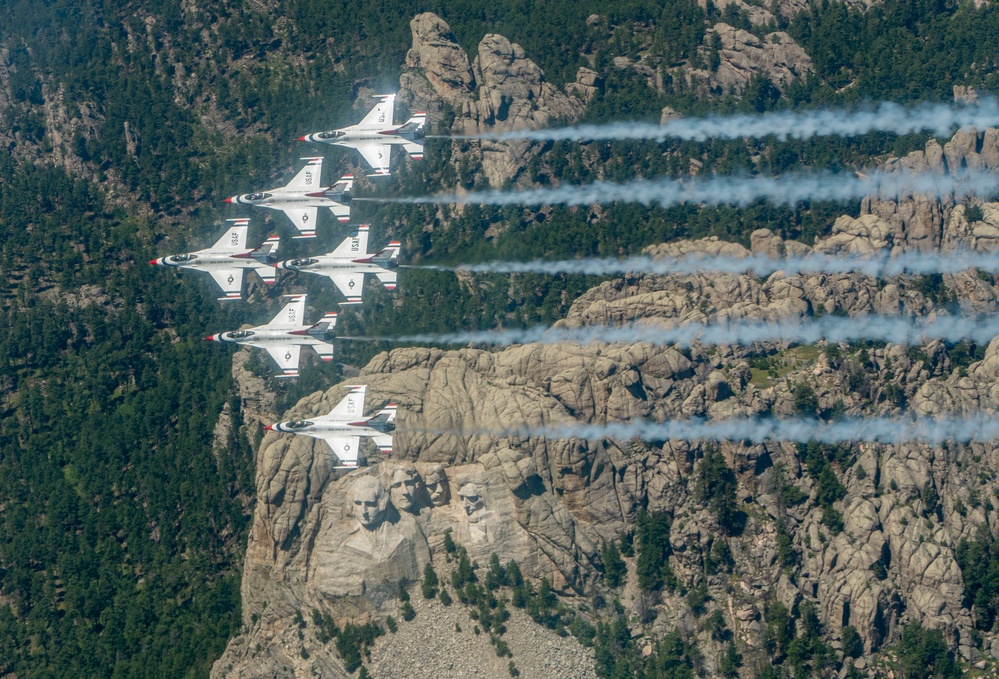 Thunderbirds take flight over Mount Rushmore