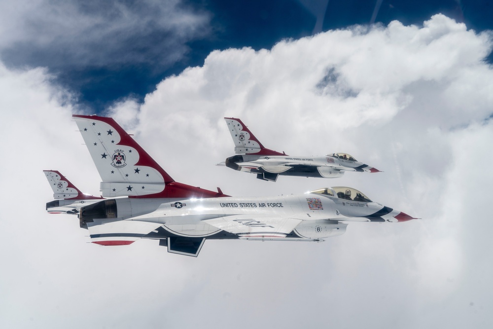 Thunderbirds take flight over Mount Rushmore