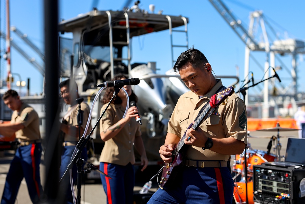 1st MARDIV Band Performs During Seattle Fleet Week