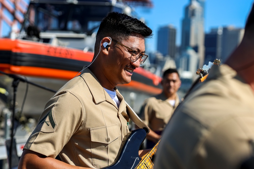 1st MARDIV Band Performs During Seattle Fleet Week