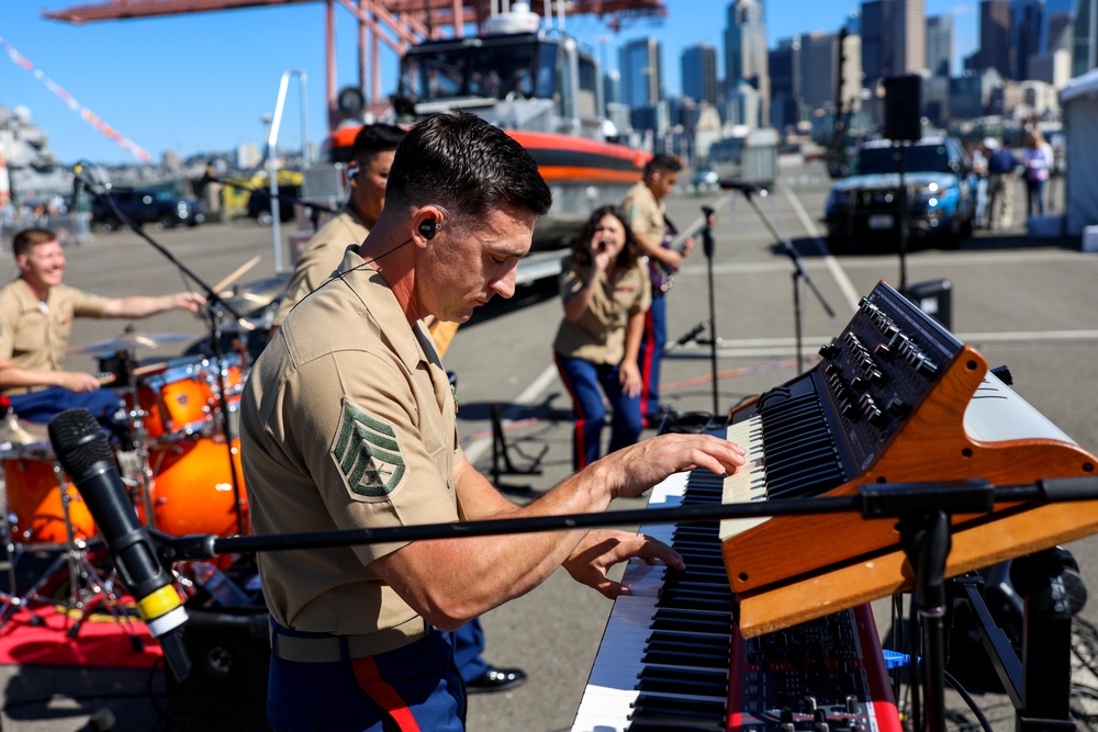 1st MARDIV Band Performs During Seattle Fleet Week