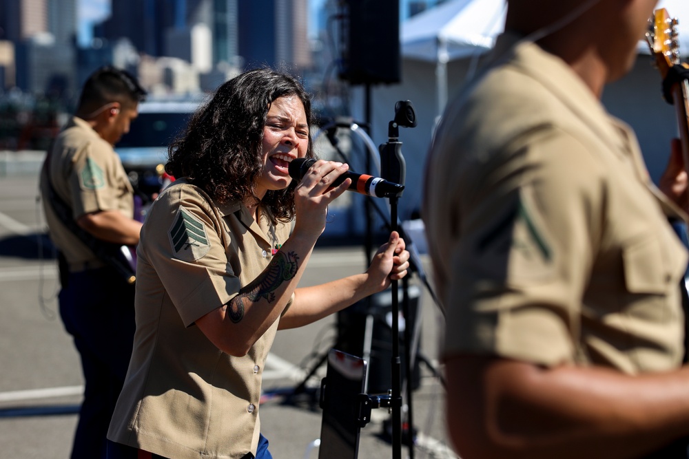 1st MARDIV Band Performs During Seattle Fleet Week