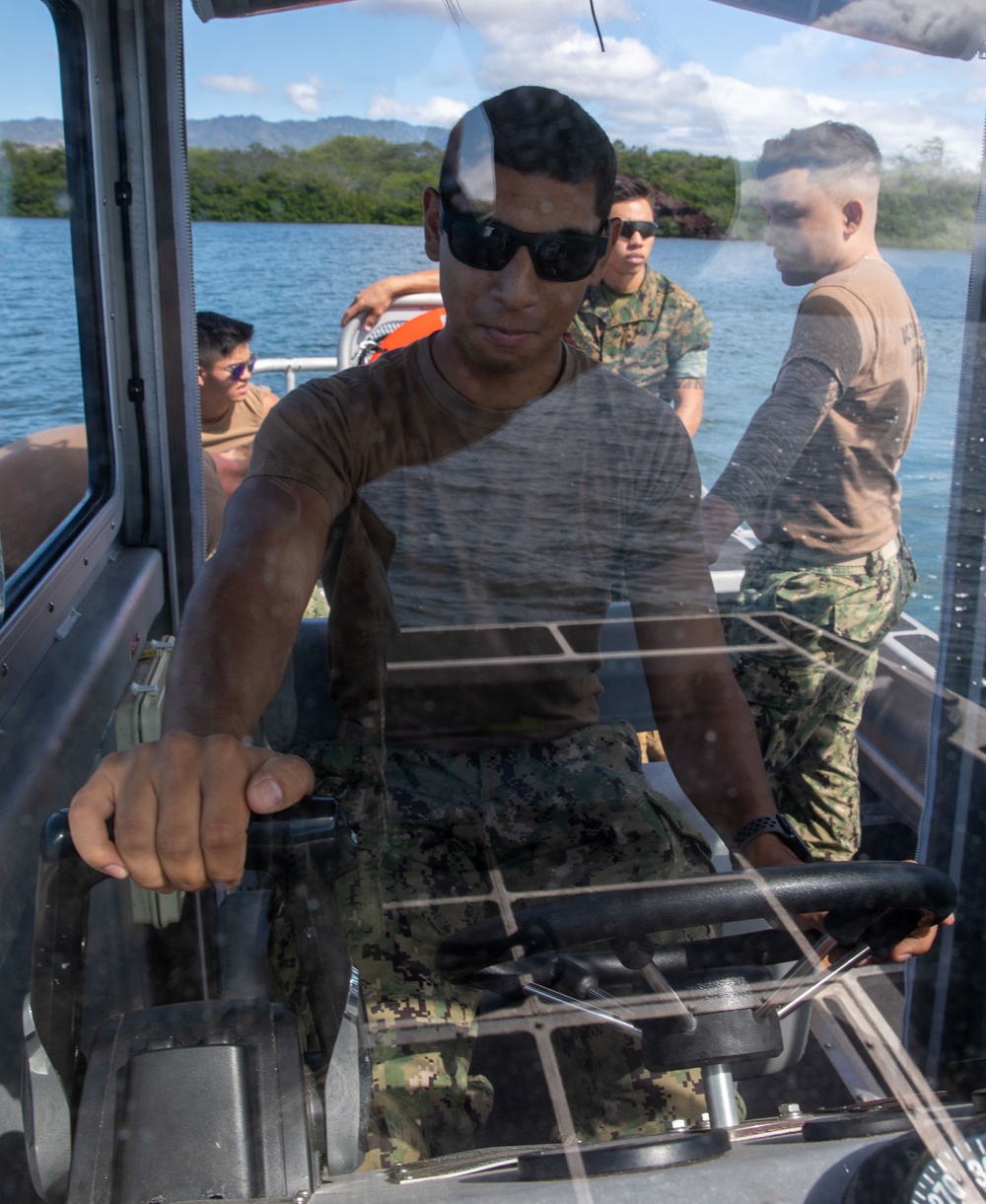 UH Midshipmen Conduct Smallboat Drills