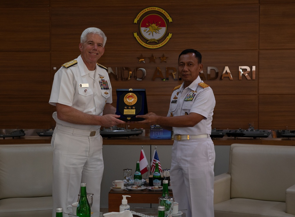 Commander, U.S. 7th Fleet Meets with Commander of the Indonesian Fleet Command