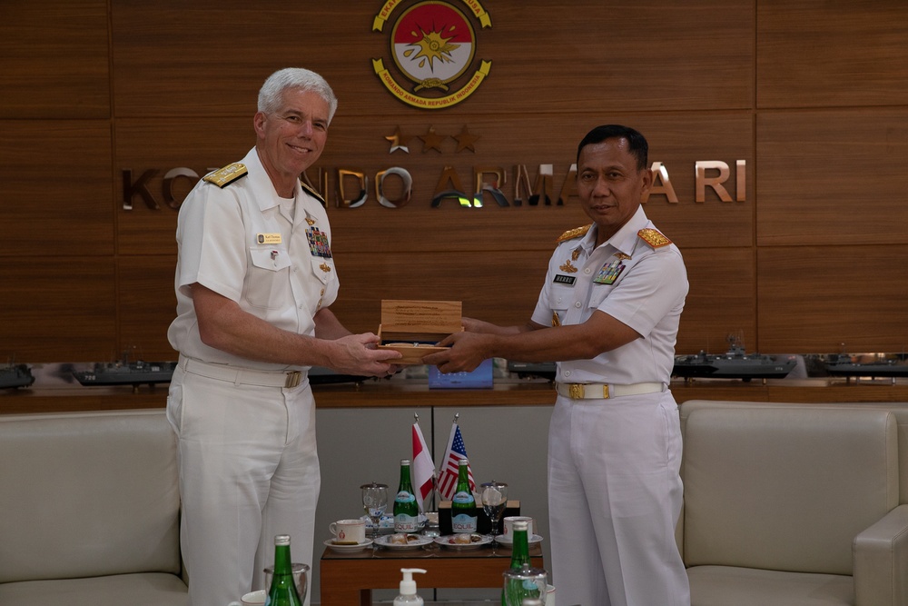 Commander, U.S. 7th Fleet Meets with Commander of the Indonesian Fleet Command