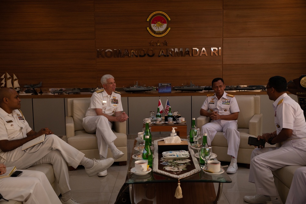 Commander, U.S. 7th Fleet Meets with  Commander of the Indonesian Fleet Command