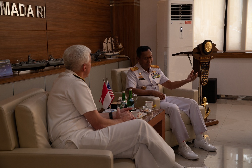 Commander, U.S. 7th Fleet Meets with Commander of the Indonesian Fleet Command