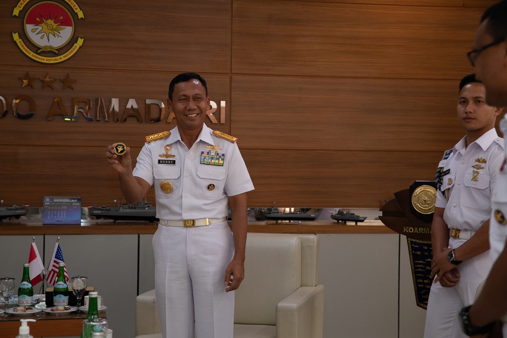 Commander, U.S. 7th Fleet Meets with Commander of the Indonesian Fleet Command