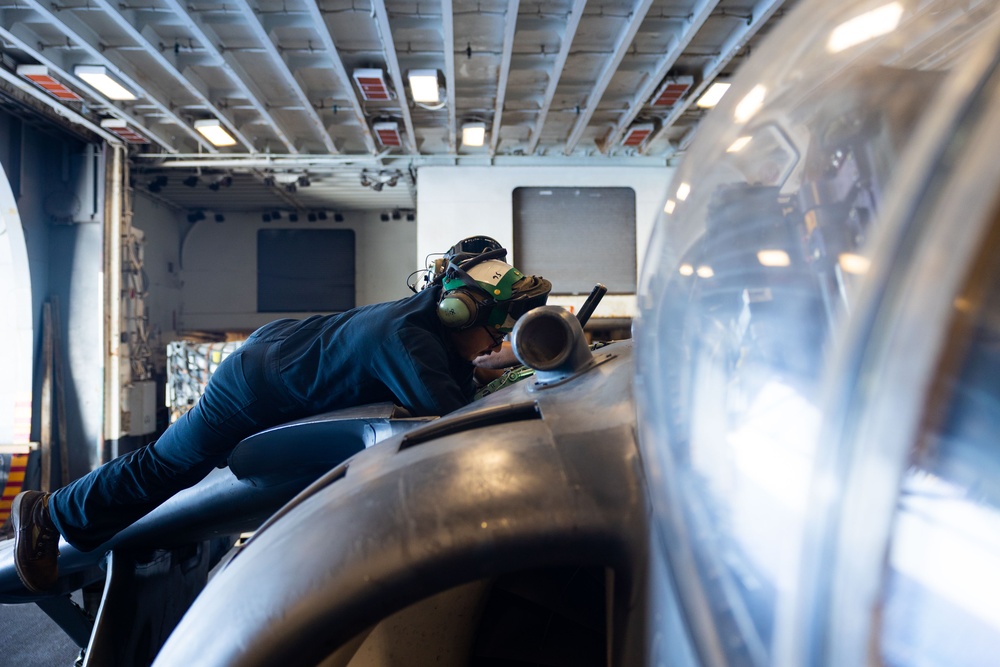 26 MEU Marines Maintain Aircrafts