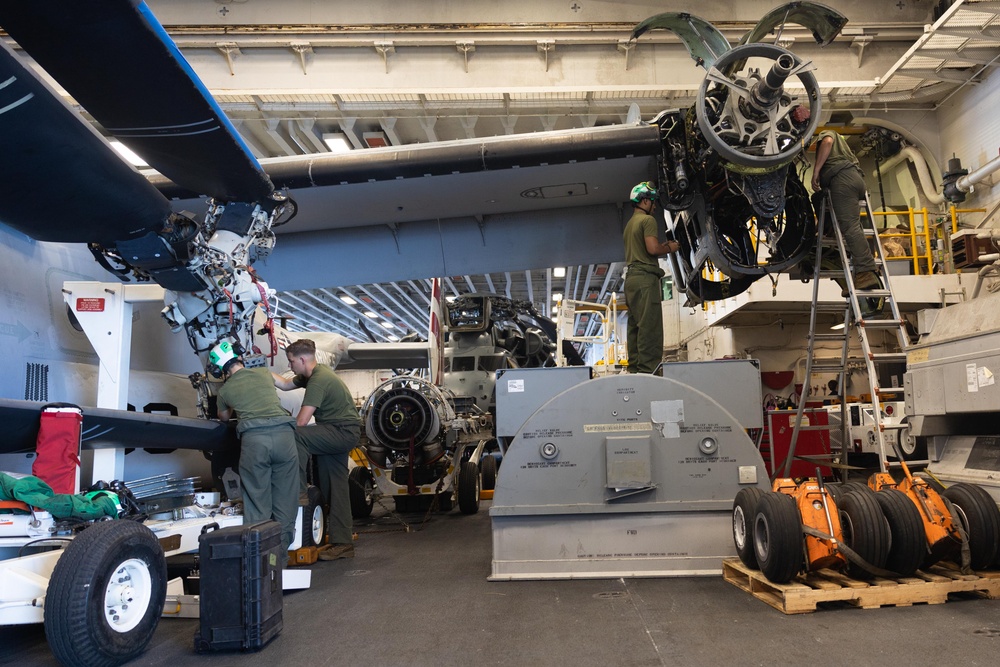 26 MEU Marines Maintain Aircrafts