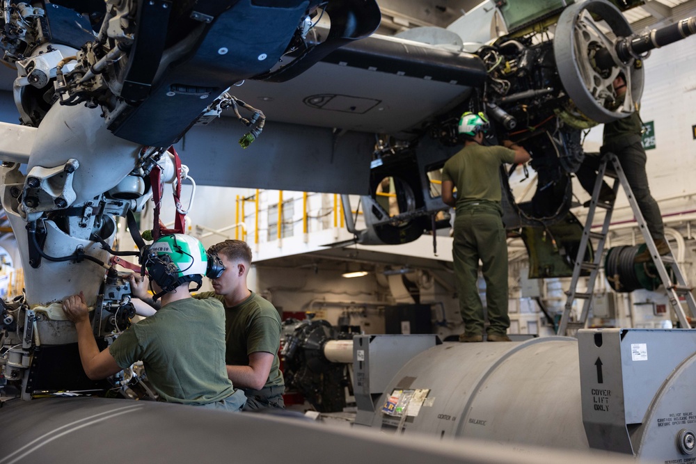 26 MEU Marines Maintain Aircrafts