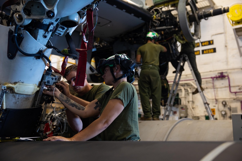 26 MEU Marines Maintain Aircrafts