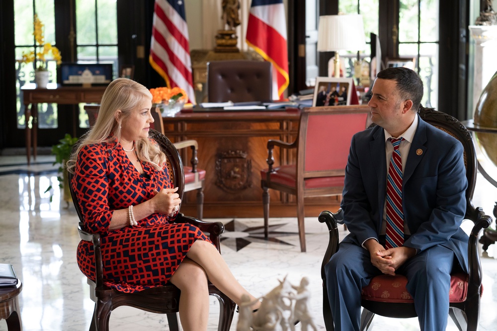 Congressman Darren Soto visits the fortress to discuss recovery processes in Puerto Rico