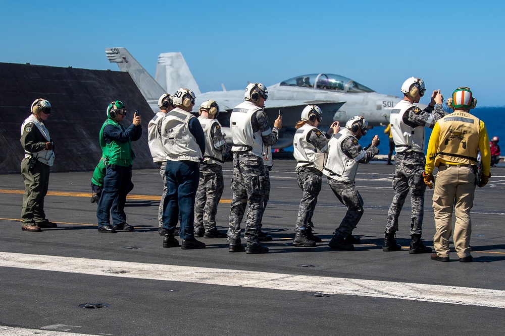 USS Ronald Reagan (CVN 76) hosts Royal Australian Navy sailors from HMAS Perth (FFG 157)