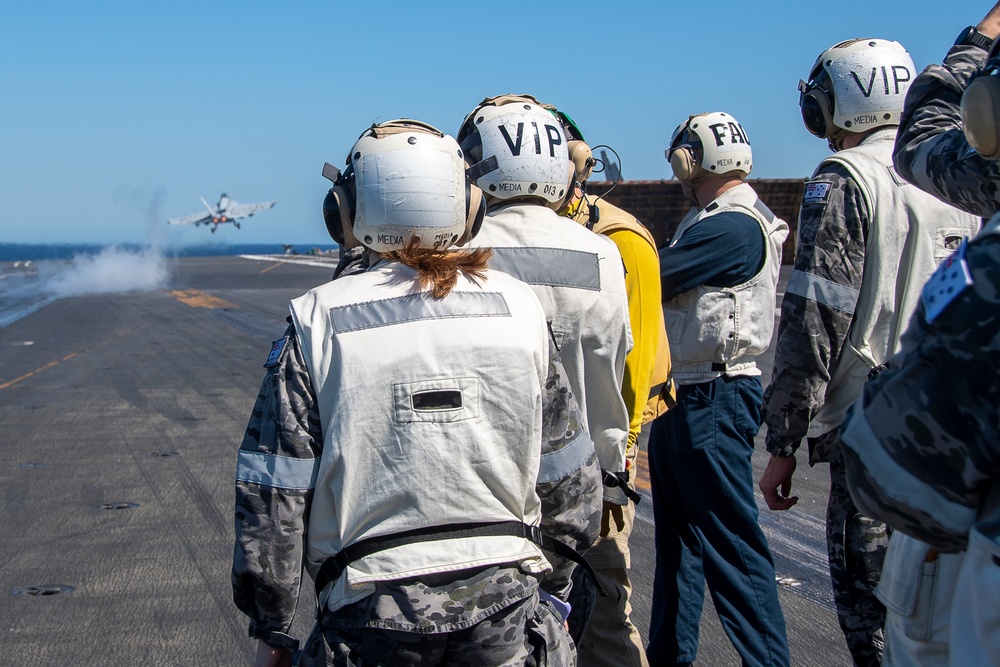 USS Ronald Reagan (CVN 76) hosts Royal Australian Navy sailors from HMAS Perth (FFG 157)