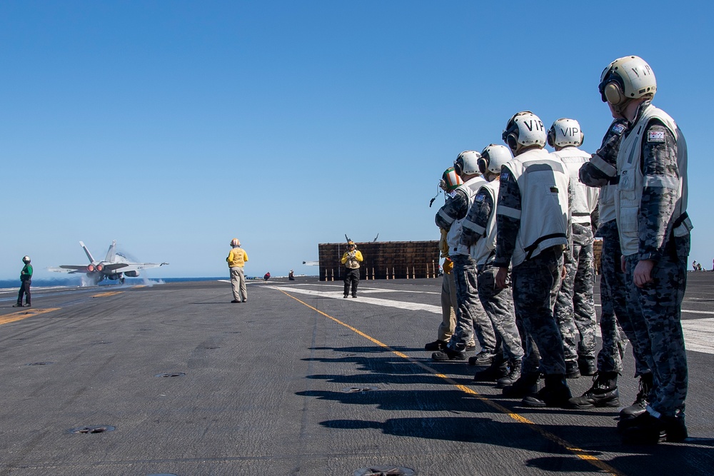 USS Ronald Reagan (CVN 76) hosts Royal Australian Navy sailors from HMAS Perth (FFG 157)