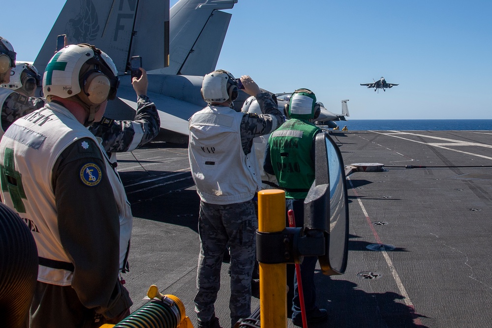 USS Ronald Reagan (CVN 76) hosts Royal Australian Navy sailors from HMAS Perth (FFG 157)