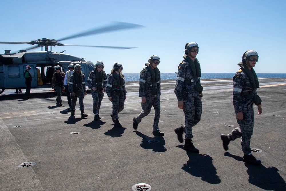 USS Ronald Reagan (CVN 76) hosts Royal Australian Navy sailors from HMAS Perth (FFG 157)