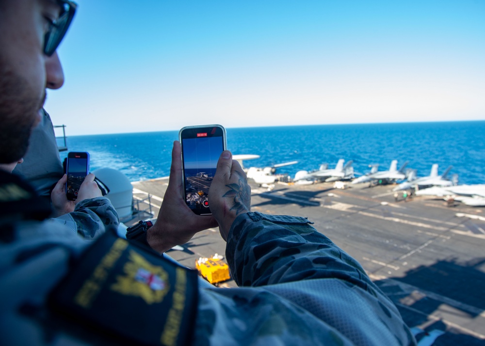 USS Ronald Reagan (CVN 76) hosts Royal Australian Navy sailors from HMAS Perth (FFG 157)