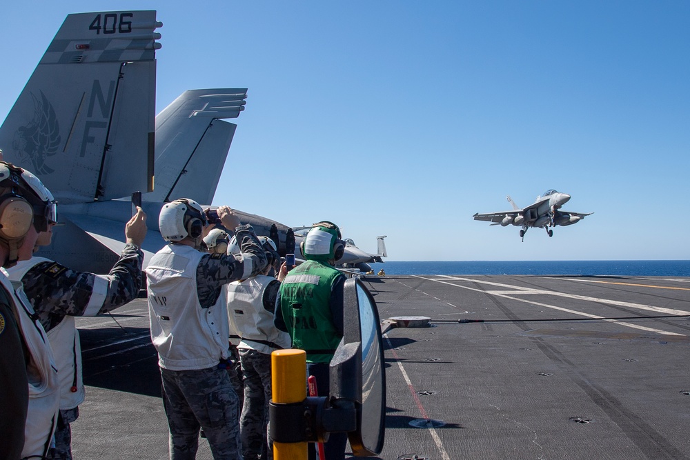 USS Ronald Reagan (CVN 76) hosts Royal Australian Navy sailors from HMAS Perth (FFG 157)