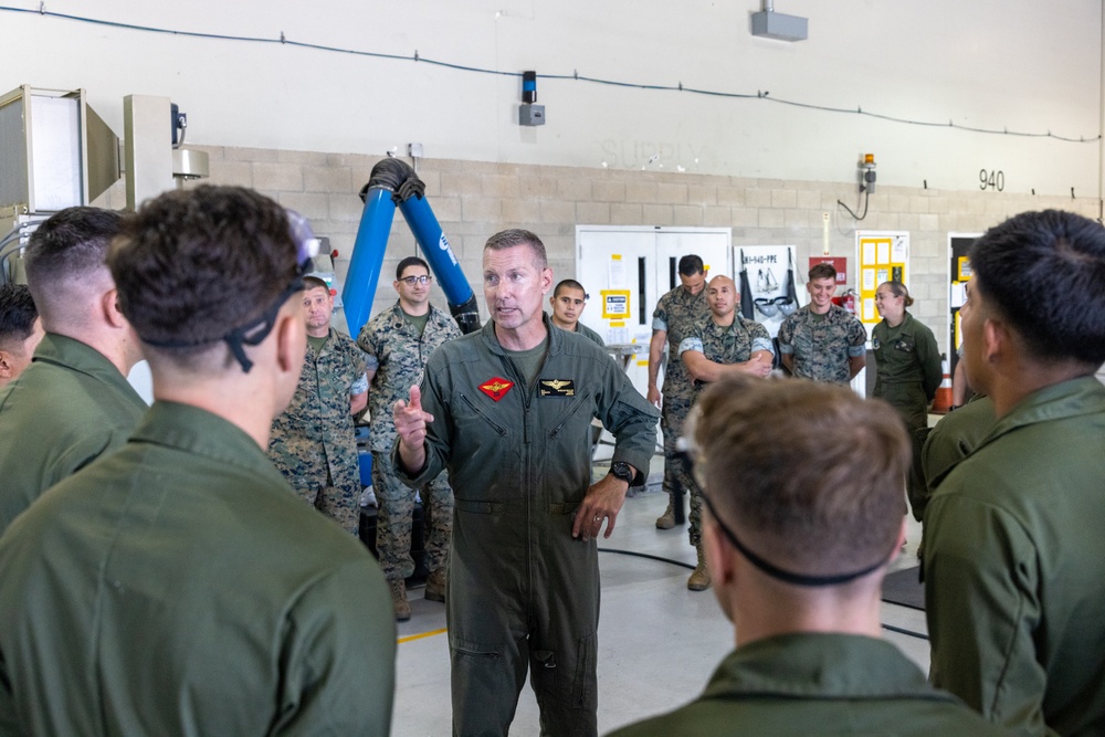 3rd MAW Commanding General Spends Time with MALS-16