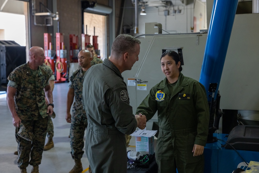 3rd MAW Commanding General Spends Time with MALS-16 