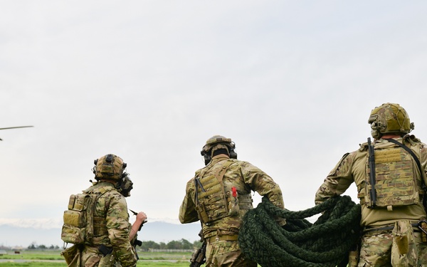 U.S. Special Operations servicemembers, Chilean Commandos participate in fast rope evolution in SOUTHERN STAR