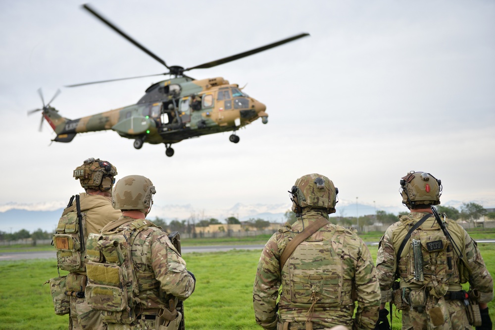 U.S. Special Operations servicemembers, Chilean Commandos participate in fast rope evolution in SOUTHERN STAR