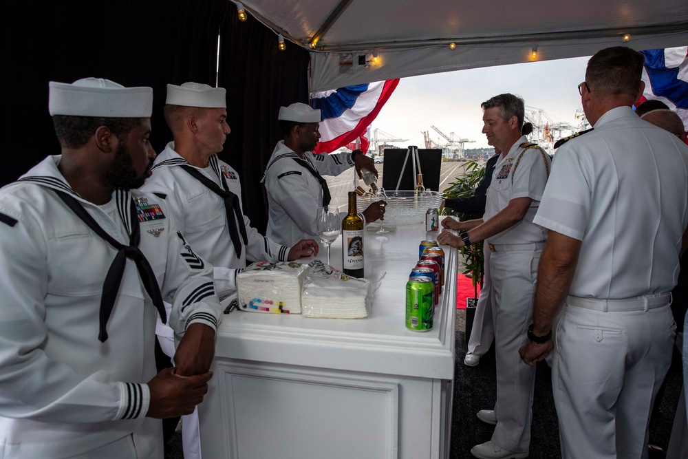 USS Barry hosts Seattle Fleet Week closing reception